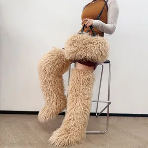 Elegante borsa shopper in peluche beige con scaldamuscoli in finta pelliccia coordinati