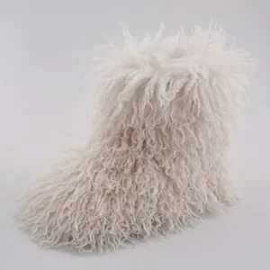 Gros plan sur les bottes de neige en fausse fourrure blanche bouclée pour enfants