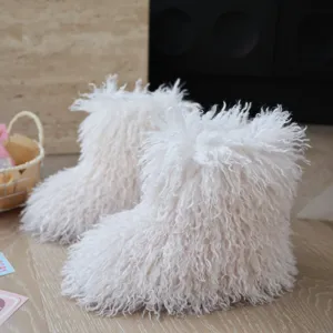 Détail des bottes de neige blanches en fausse fourrure bouclée pour enfants en hiver