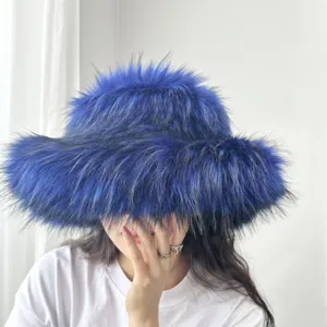 Detailaufnahme eines stilvollen blauen Fischerhuts aus Kunstpelz für die Wintermode