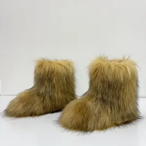 Detailansicht von Kinder-Schneestiefeln aus Kunstpelz mit dicker brauner Flauschstruktur