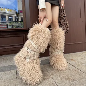 Détail de bottes de neige en fausse laine de mouton style punk avec boucles ajustables