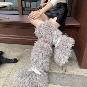 Vue détaillée de bottes en fausse fourrure de mouton gris avec brides à rivets.