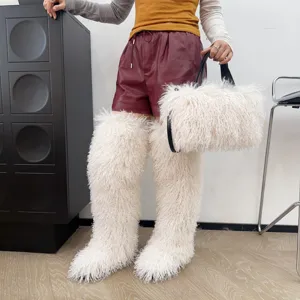 Vista dettagliata di una borsa tote di lusso in peluche bianca in finta lana d'agnello.