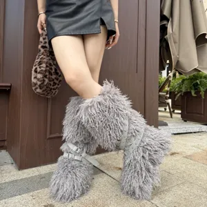 Détail des bottes punk en fausse laine de mouton grise avec lanières à rivets et boucles.