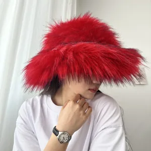 Nahaufnahme eines flauschigen roten Anglerhutes aus Kunstpelz mit einem breiten Rand