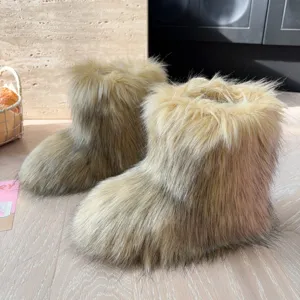 Gemütliche Kinder-Schneestiefel aus Kunstfuchs-Pelz in einer warmen Wohnumgebung