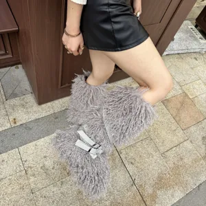 Bottes punk en fausse fourrure de mouton gris avec lanières à boucles décoratives