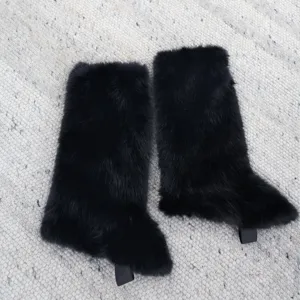 Vue rapprochée de jambières en fausse fourrure noire duveteuse pour le style Y2K