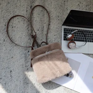 Nahaufnahme eines weichen Plüsch-Rucksacks aus Webpelz auf einem gemütlichen Teppich.