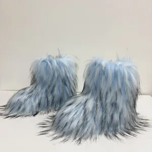 Nahaufnahme der hellblauen und schwarzen Kunstfell-Schneestiefel für Kinder, weich
