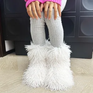 Vue détaillée des bottes de neige blanches en fausse fourrure pour enfants à longs poils