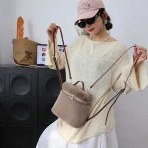 Kuscheliger Rucksack aus Nerzimitat, getragen in einem süßen Lifestyle-Ambiente