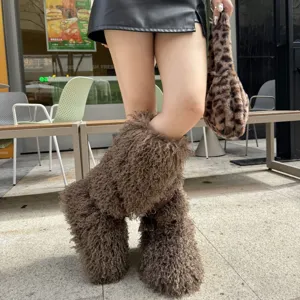 Vue détaillée de bottes en fausse fourrure marron avec clous et sac en peluche léopard assorti