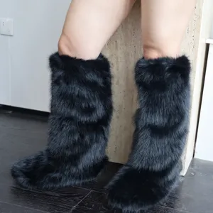 Gros plan sur des jambières noires en fausse fourrure épaisse de style Y2K à la mode
