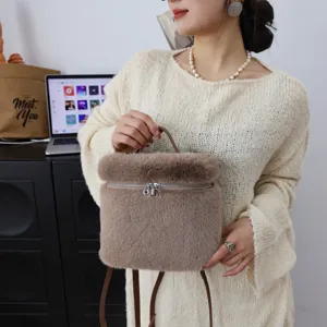 Süßer brauner Kunstfell-Rucksack und Plüsch-Handtasche für elegante Herbst-Winter-Mode