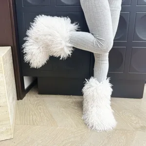 Détail de bottes en fausse laine de mouton blanches et duveteuses pour enfants pour l'hiver