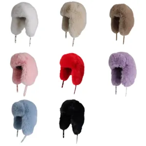 Detaillierte Collage von flauschigen Pelz-Uschankas in acht verschiedenen lebhaften Farben