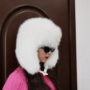 Seitenansicht der flauschigen weißen Kunstpelz-Uschanka für Outdoor-Wintersport.