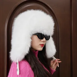 Detailansicht einer flauschigen weißen Kunstpelz-Ushanka-Mütze im modischen Y2K-Stil
