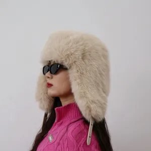 Stilvoller beige Plüsch Kunstpelz Lei Feng Hut für winterliche Outdoor-Skiactivitäten