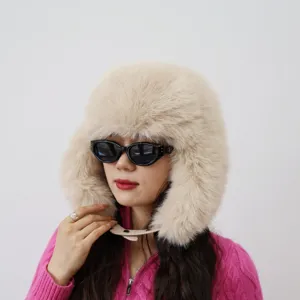 Nahaufnahme einer flauschigen Kunstpelz-Trappermütze an einem Modell in Pink