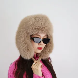 Detailansicht eines asiatischen Models mit einer beigen Pelzimitat-Uschanka für den Winter