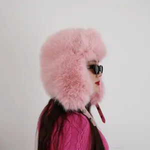 Nahaufnahme der flauschigen Textur einer rosa Kunstpelz-Fliegermütze, von einem Modell getragen