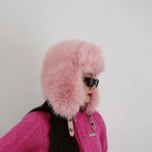 Detailansicht einer rosa Kunstpelz-Fliegermütze an einem Model vor weißem Hintergrund
