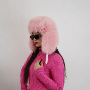 Detailansicht einer rosa Kunstpelz-Ushanka-Mütze, getragen von einem Model im Y2K-Stil