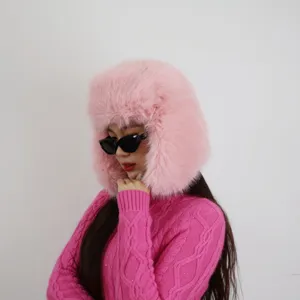 Detailansicht einer weichen rosa Kunstpelz-Trapper-Mütze mit flauschiger Plüsch-Textur