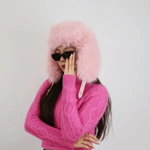 Nahaufnahme einer rosa Kunstpelz-Trapper-Mütze im Y2K-Plüsch-Stil