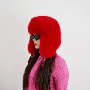 Lebhafter roter Kunstpelz-Trappermütze im Y2K-Stil mit Plüschfutter für den Wintersport.