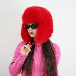 Rote Kunstpelz-Uschanka im Y2K-Stil für winterliche Outdoor-Aktivitäten und Skifahren.