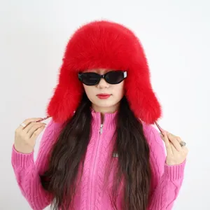 Auffälliger roter Kunstpelz-Ushanka-Hut im Y2K-Stil, getragen von einem Modell für den Winter