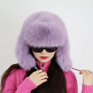 Damen Kunstpelz Trappermütze in Lila, Nahaufnahme des modischen Y2K Winter-Accessoires.