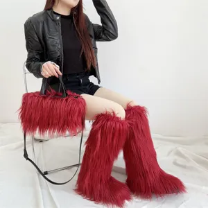 Détail des bottes montantes en fausse fourrure bordeaux et du sac à main en peluche assorti