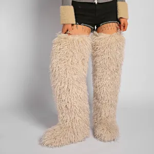 Detalle de botas de nieve de piel de oveja sintética de 72 cm de largo en color beige