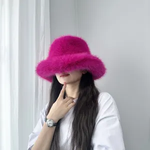 Chapeau cloche fuchsia en fausse fourrure avec bord large porte par un mannequin