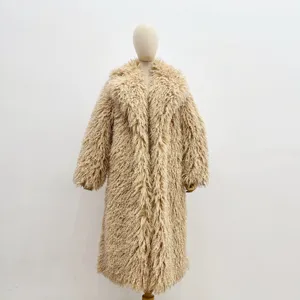 Vue de face d'un manteau en fausse fourrure beige pour femme avec un col à revers classique.