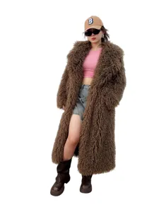 Vue détaillée d'un manteau long en fausse fourrure marron avec haut rose et bottes.