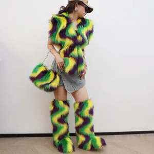 Vue détaillée de l'ensemble gilet et bottes en fausse fourrure Mardi Gras vert violet or
