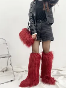 Jambières en fausse fourrure rouge et sac à main assorti dans un style punk Y2K audacieux
