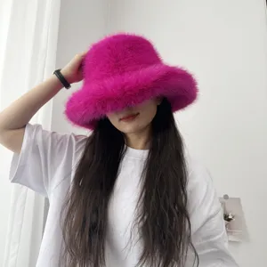 Vue détaillée du chapeau bob en fausse fourrure de renard magenta à large bord tendance