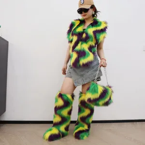 Mannequin portant costume Mardi Gras en fausse fourrure violet vert or avec sac