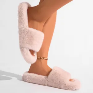 Vue détaillée de chaussons Y2K en fausse fourrure rose avec texture douce en peluche