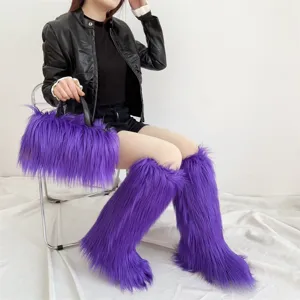 Vue détaillée des bottes en fausse fourrure violette et du sac à main en peluche assorti