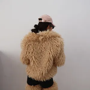 Detalle de la espalda de una chaqueta corta de piel sintética beige lana rizada