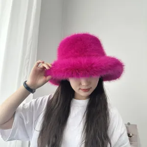 Vue détaillée en gros plan d'un chapeau cloche fuchsia en fausse fourrure sur mannequin