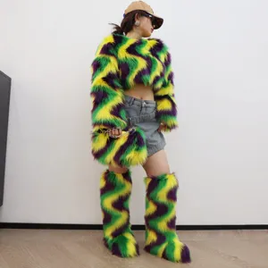 Ensemble Mardi Gras en fausse fourrure violet vert or veste sac et bottes